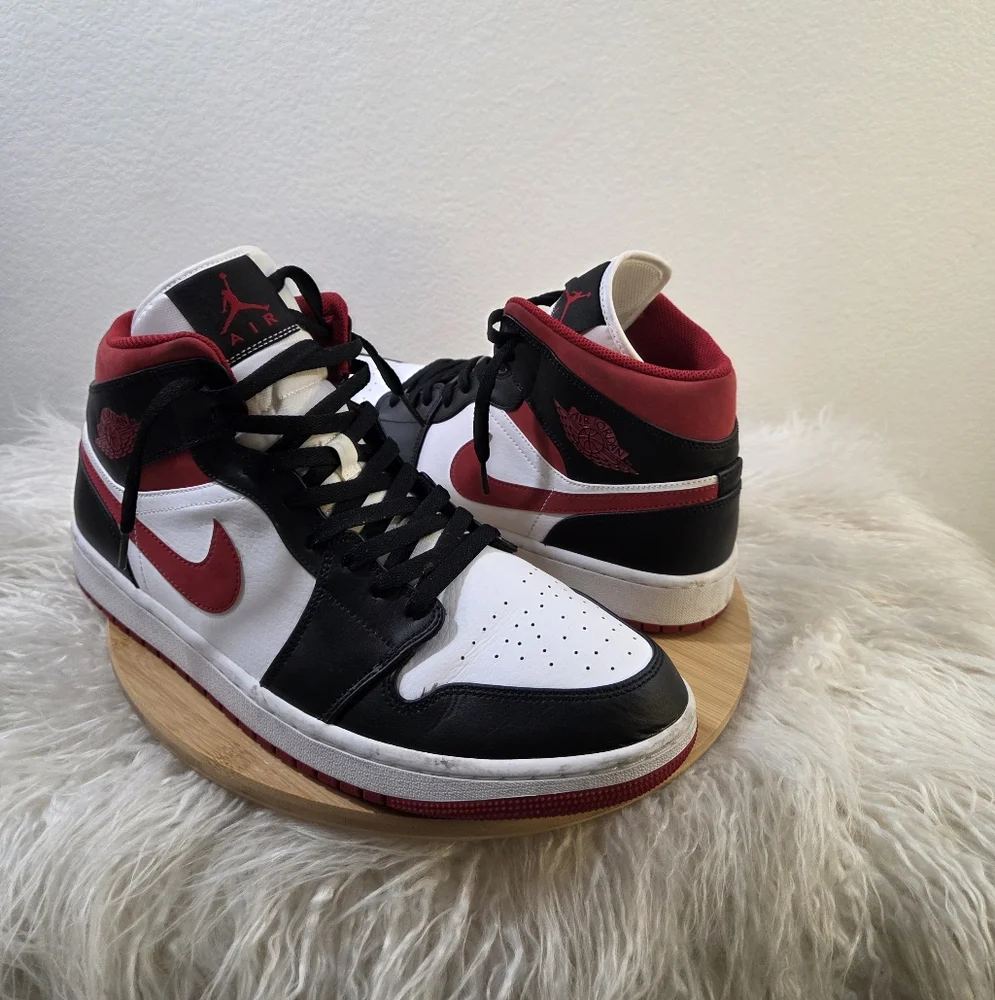 NIKE Air Jordan 1 Mid Bred Gym Red Black White Lace Up Sneakers 554724-122